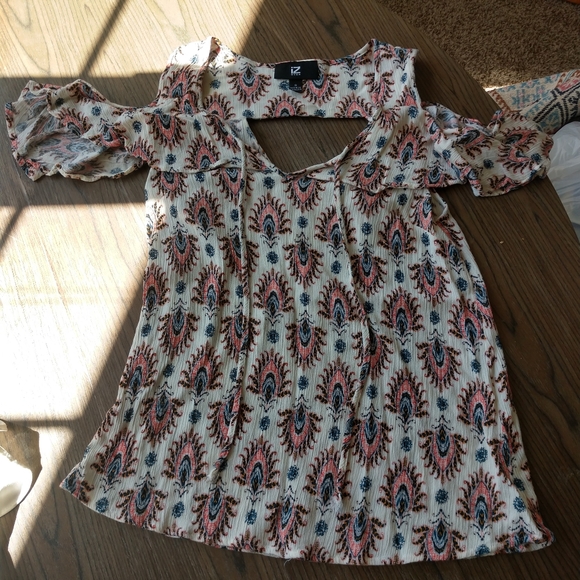 Iz Byer women's cold shoulder top small - Picture 2 of 9